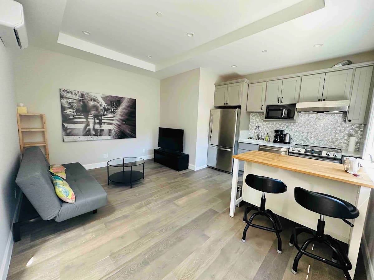 Home in Palo Alto · ★4.91 · 1 bedroom · 2 beds · 1 bath - Image 1