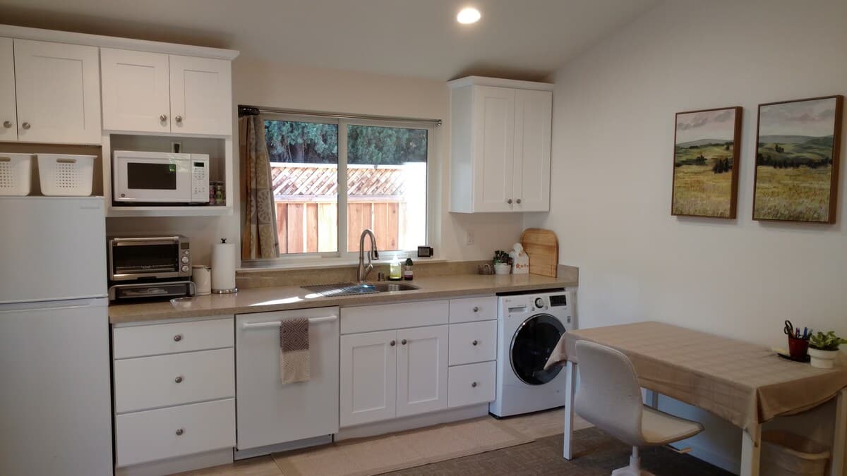 Guesthouse in Mountain View · ★4.99 · 1 bedroom · 1 bed · 1 bath - Image 6