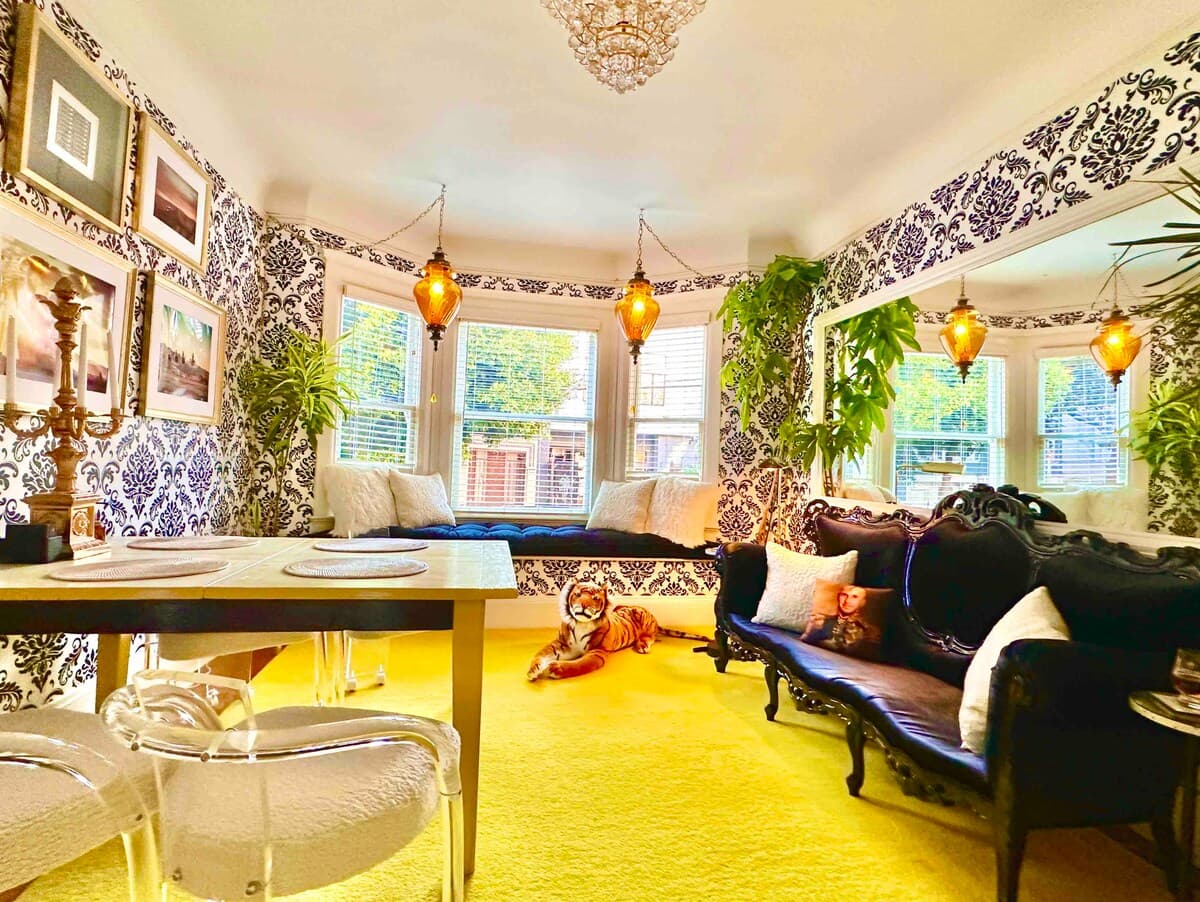 Victorian Oasis with Original Art & Chandeliers - Photo 1