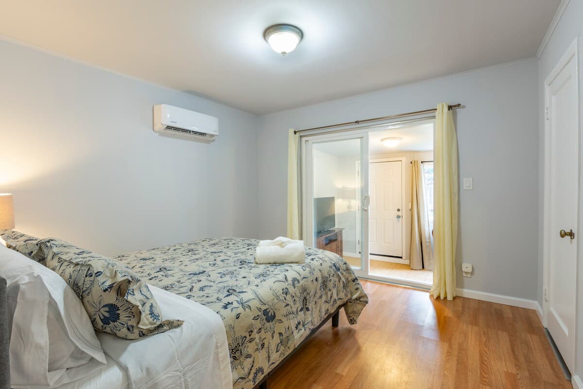 Home in Redwood City · ★4.6 · 3 bedrooms · 5 beds · 2 baths - Image 8