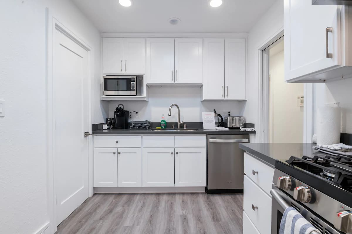 Home in East Palo Alto · ★4.88 · 3 bedrooms · 3 beds · 1.5 baths - Image 10