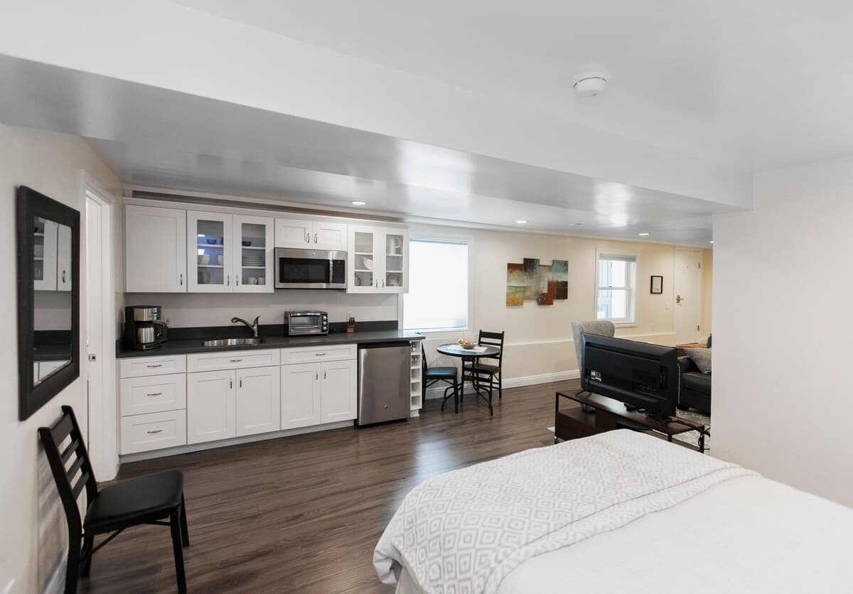 The Suite! Large cozy studio with private entrance - Photo 44