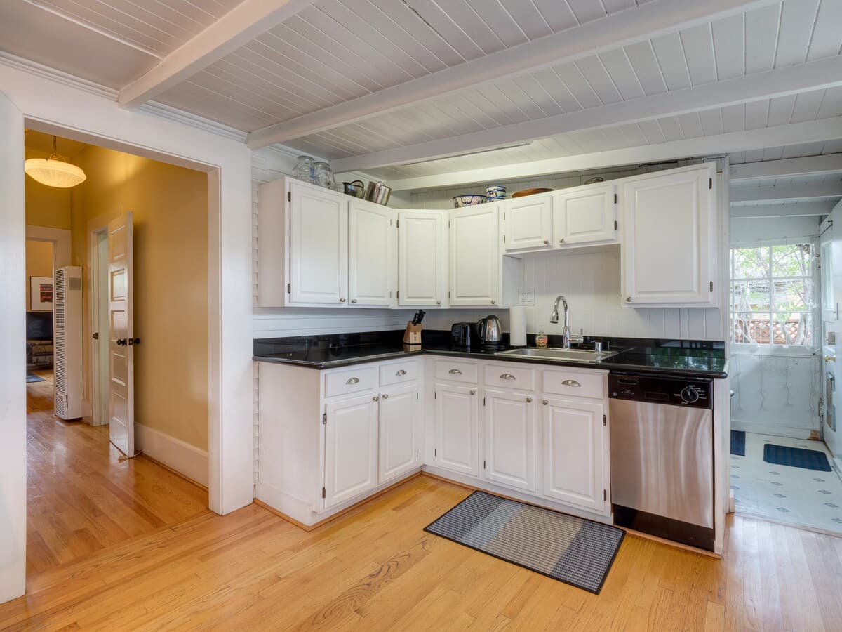 Home in Menlo Park · ★4.89 · 2 bedrooms · 3 beds · 1 bath - Image 10