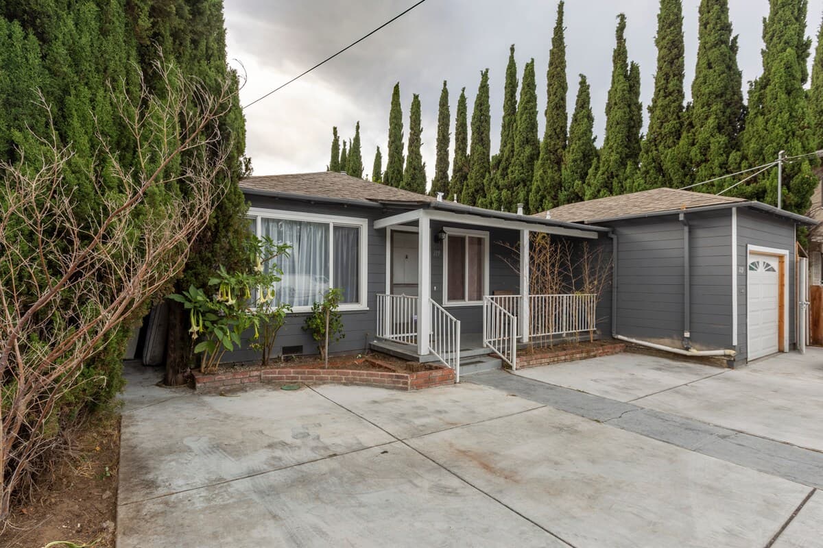 Home in Redwood City · ★4.6 · 3 bedrooms · 5 beds · 2 baths - Image 14