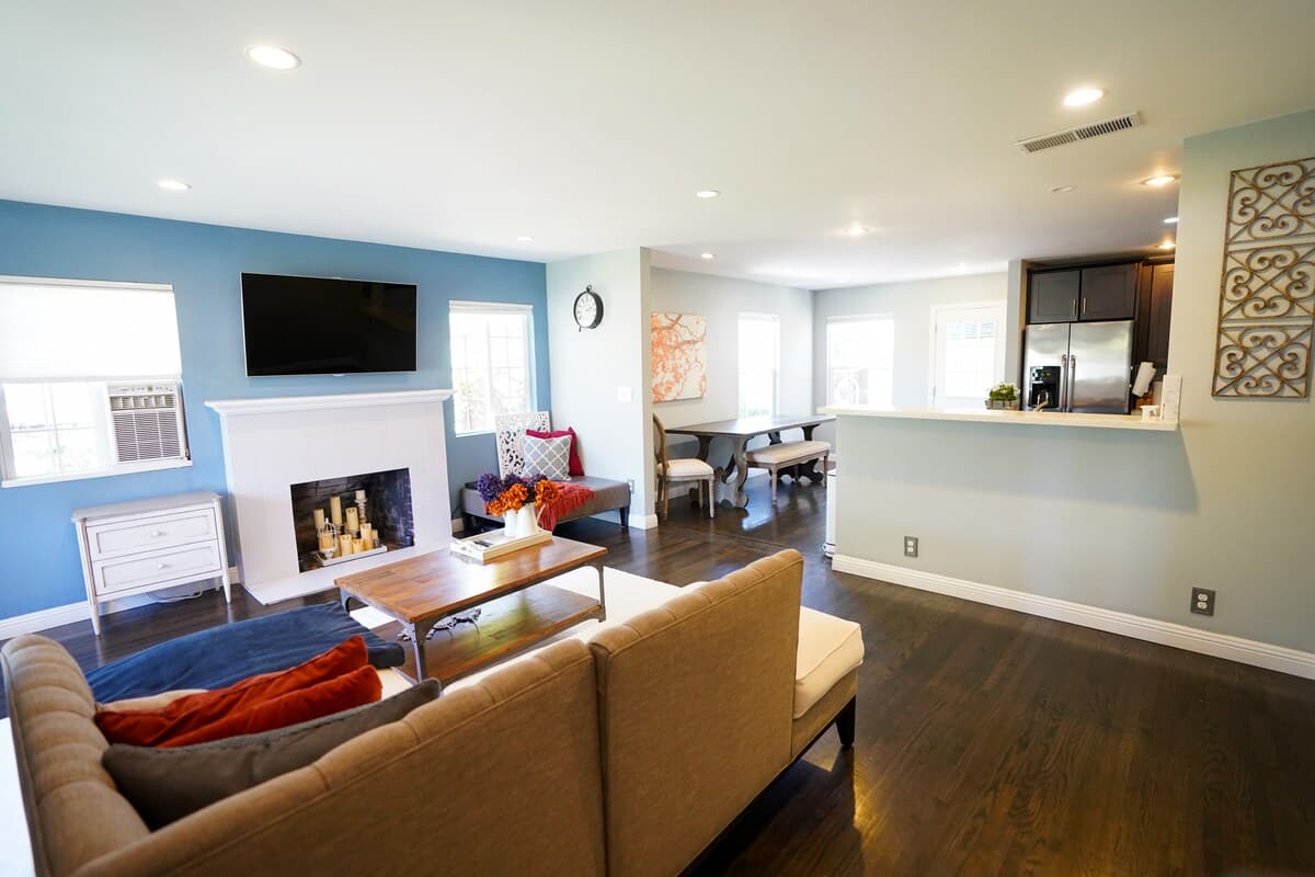 Home in Redwood City · ★4.8 · 3 bedrooms · 4 beds · 2 baths - Image 4