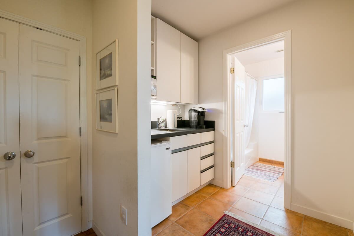 Charming guest unit in picturesque Palo Alto - Image 8