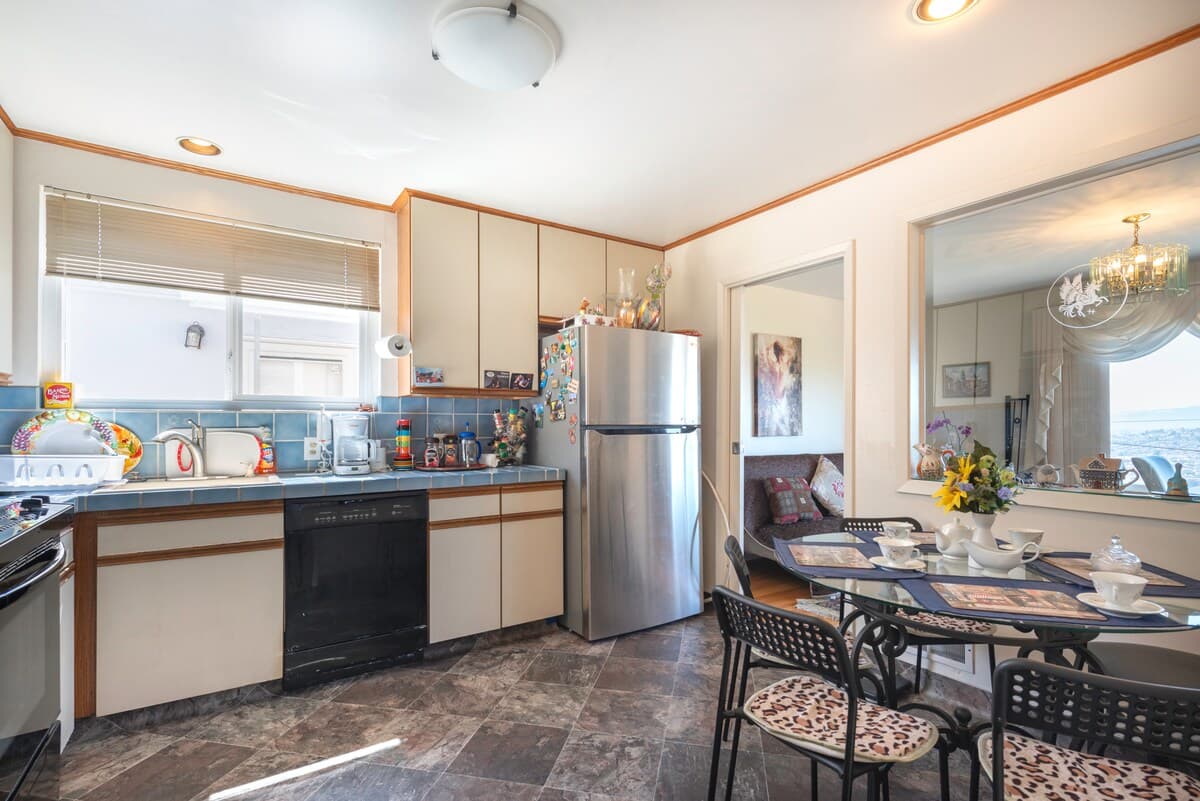 Home in Daly City · ★4.86 · 3 bedrooms · 5 beds · 2 baths - Image 10