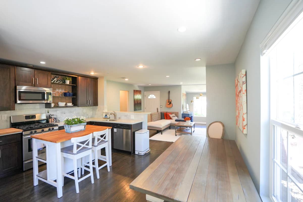 Home in Redwood City · ★4.8 · 3 bedrooms · 4 beds · 2 baths - Image 1