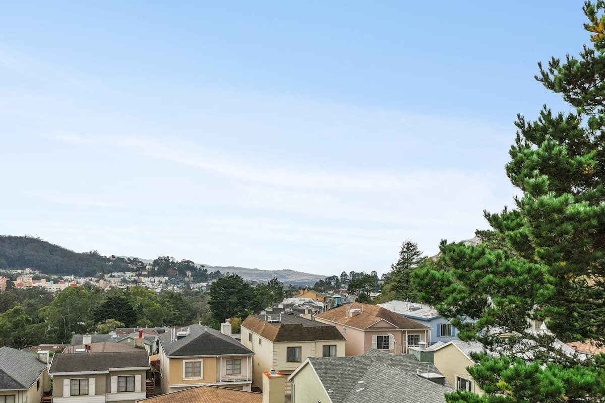 Villa in San Francisco · ★4.95 · 5 bedrooms · 6 beds · 3 baths - Image 33