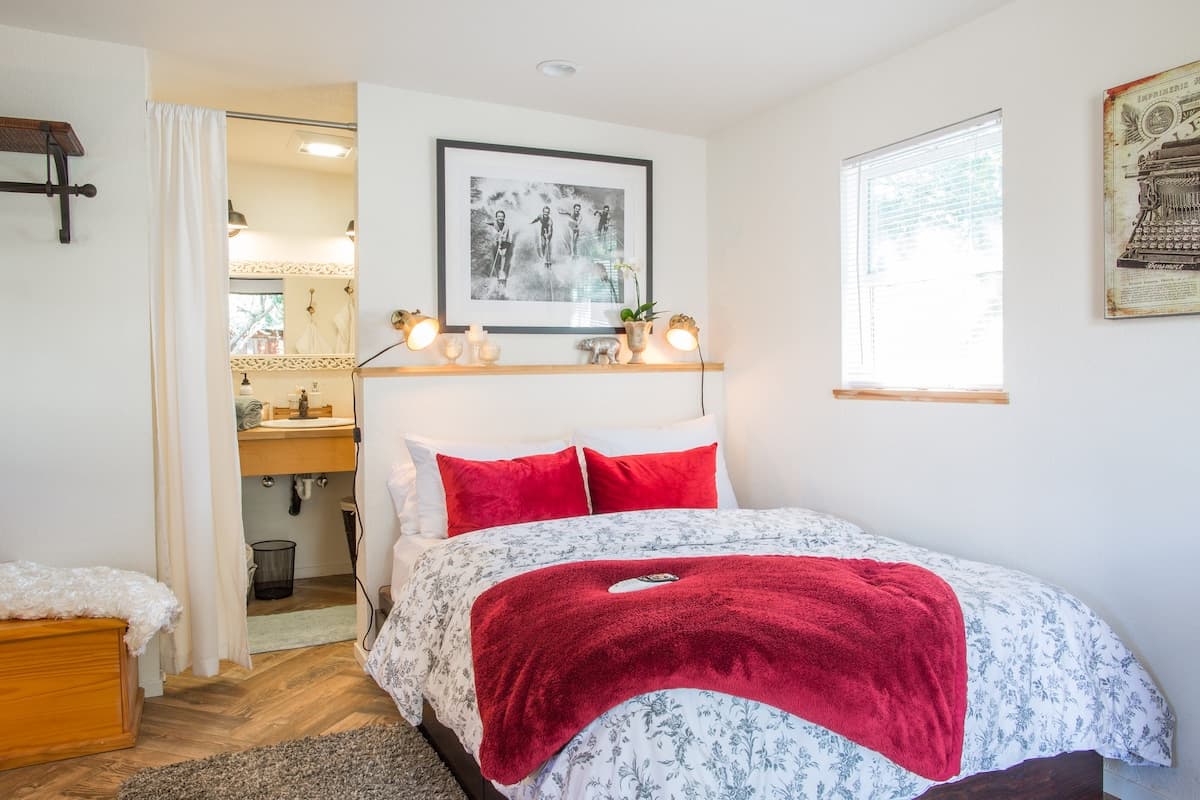 Charming Backyard Cottage in Sunnyvale Garden - Photo 3