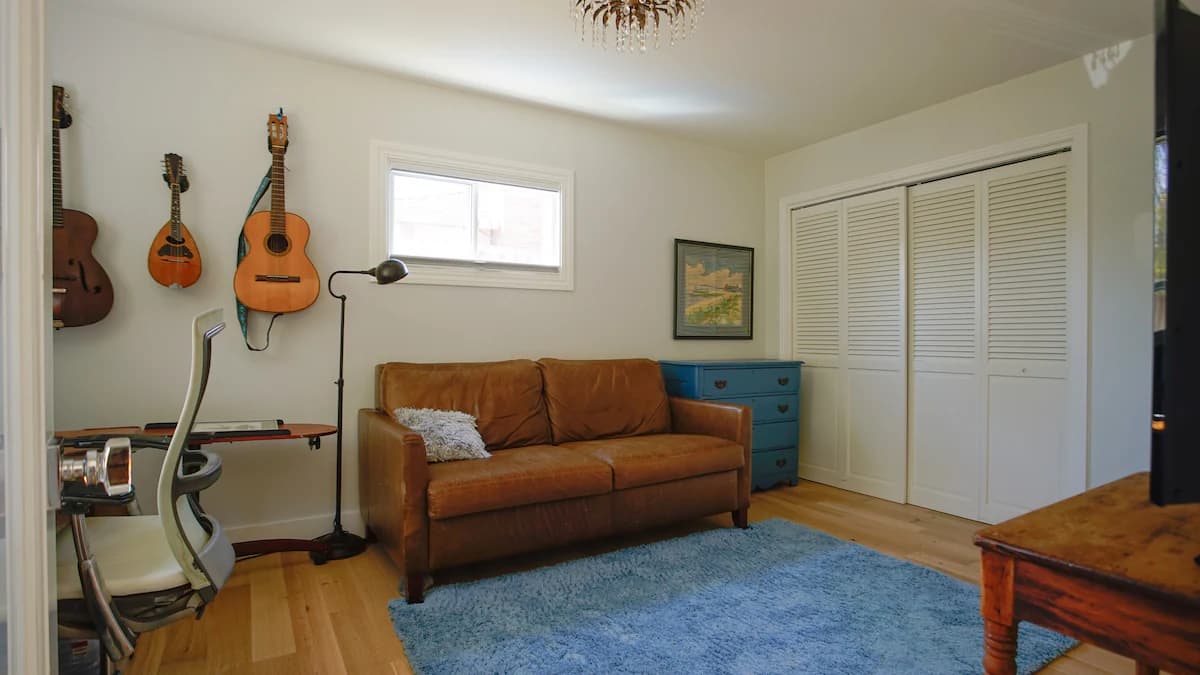Home in Redwood City · ★4.94 · 2 bedrooms · 2 beds · 2 baths - Image 7