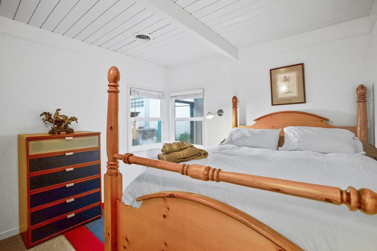 Home in Menlo Park · ★4.67 · 2 bedrooms · 2 beds · 1 bath - Image 16