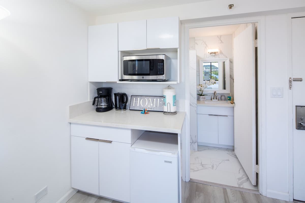 Condo in Honolulu · ★4.65 · Studio · 1 bed · 1 private bath - Photo 5