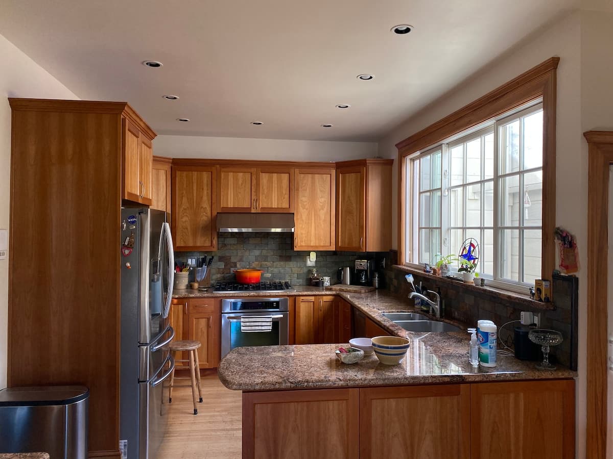 Spacious Modern Home with Fireplace & Free Parking - Photo 5