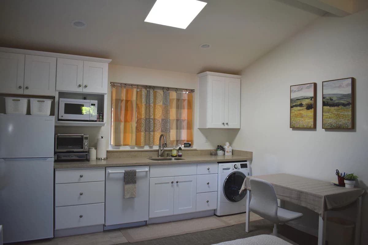 Guesthouse in Mountain View · ★4.99 · 1 bedroom · 1 bed · 1 bath - Image 2