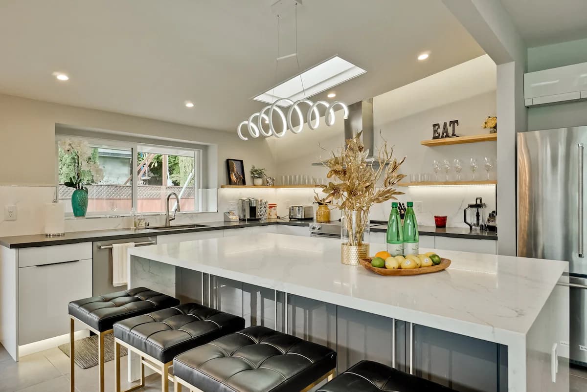 Home in Palo Alto · ★4.96 · 5 bedrooms · 7 beds · 4.5 baths - Image 6