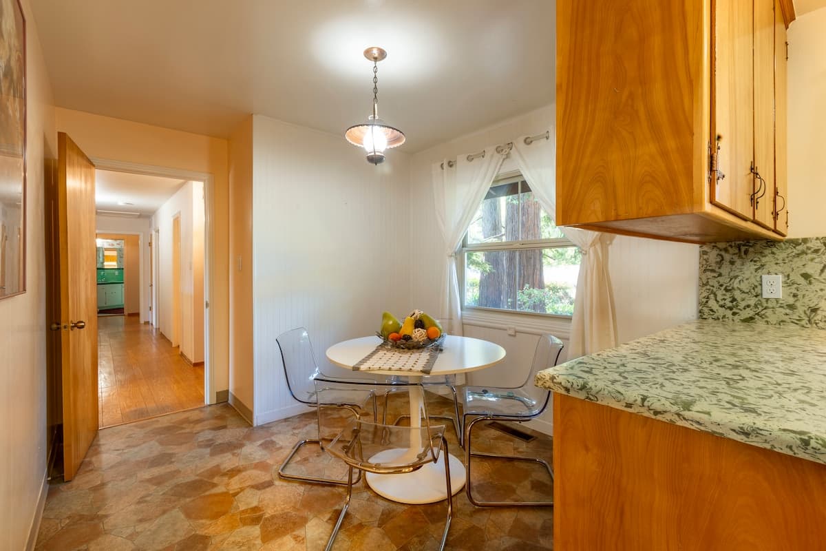 Home in Menlo Park · ★4.77 · 5 bedrooms · 6 beds · 3 baths - Image 10