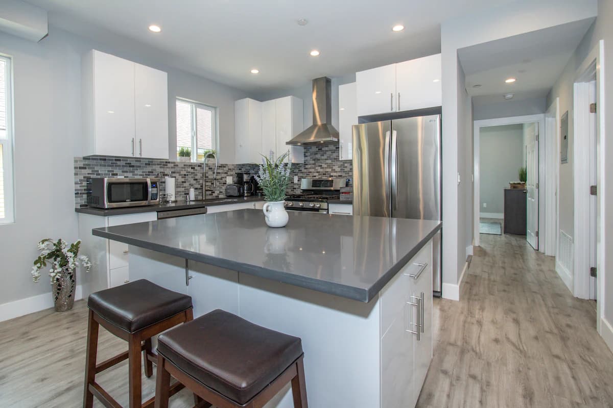 Home in Daly City · ★4.88 · 8 bedrooms · 16 beds · 5 baths - Image 4