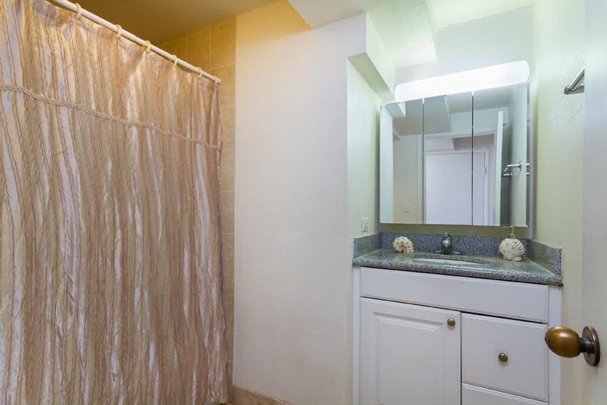 Condo in Honolulu · ★4.65 · Studio · 1 bed · 1 shared bath - Image 8