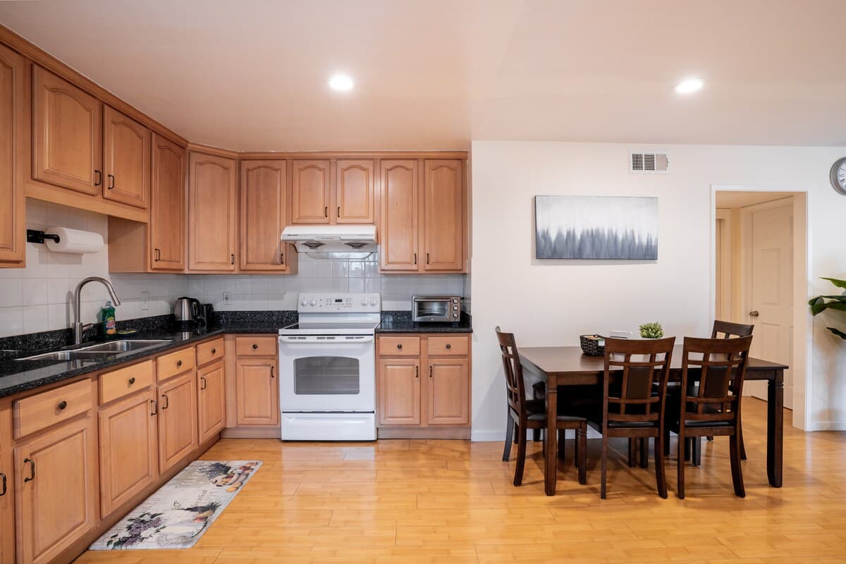 Renovated 2 BR Apt Near Mountain View Downtown - Image 41