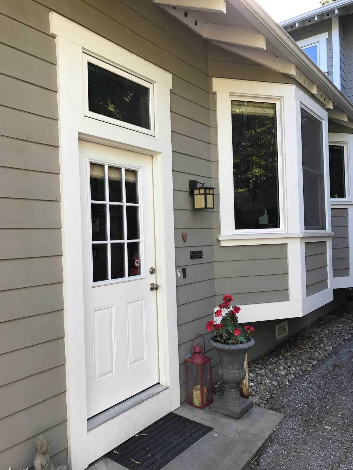 Charming Craftsman Flat, Steps to Downtown - Photo 12