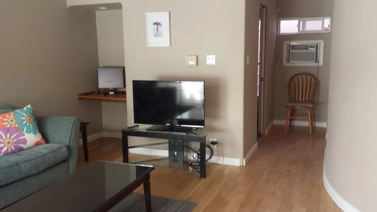 Home in Palo Alto · ★4.16 · 2 bedrooms · 3 beds · 1.5 baths - Image 5