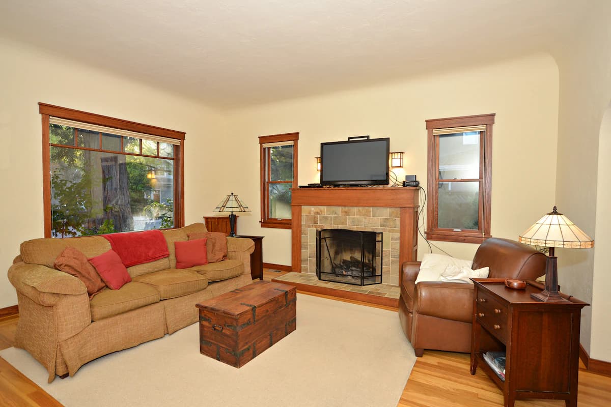 Home in Mountain View · ★5.0 · 2 bedrooms · 4 beds · 2 baths - Image 1