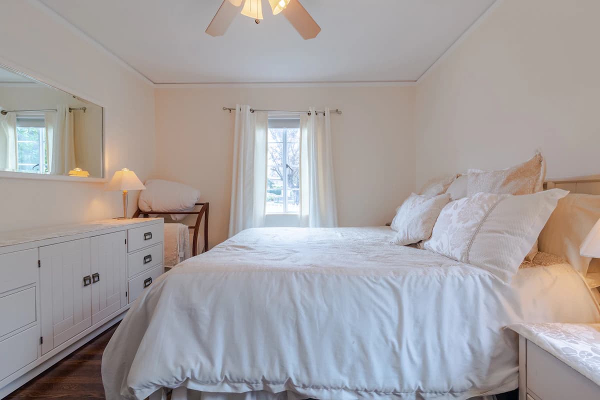 Home in Menlo Park · ★4.84 · 2 bedrooms · 3 beds · 1 bath - Image 13