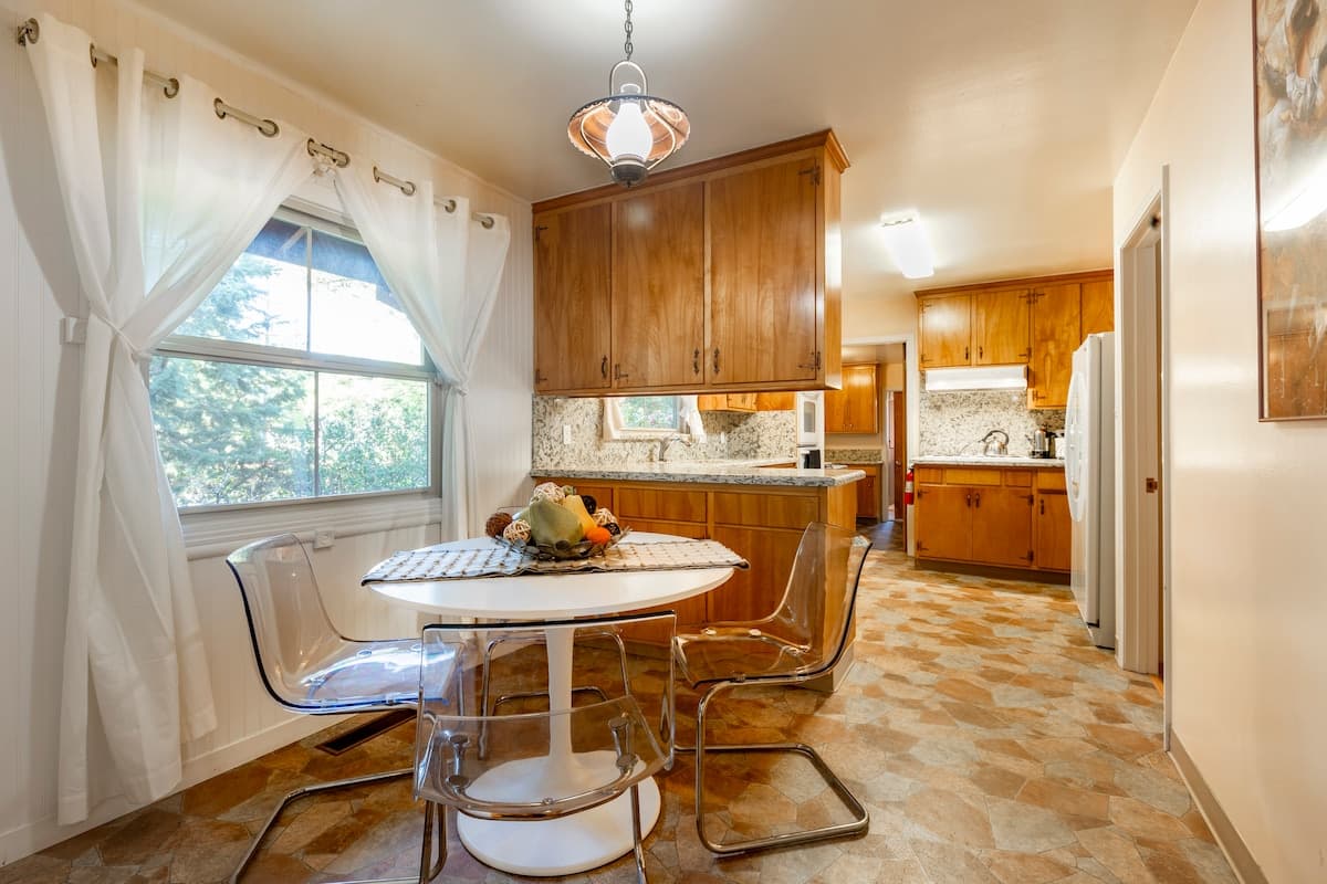 Home in Menlo Park · ★4.77 · 5 bedrooms · 6 beds · 3 baths - Image 7