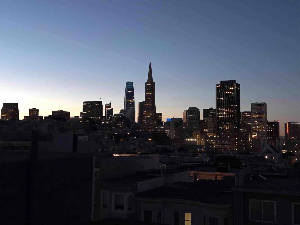 Private 2BR with 1000ft² Rooftop & 360 Views - Photo 45