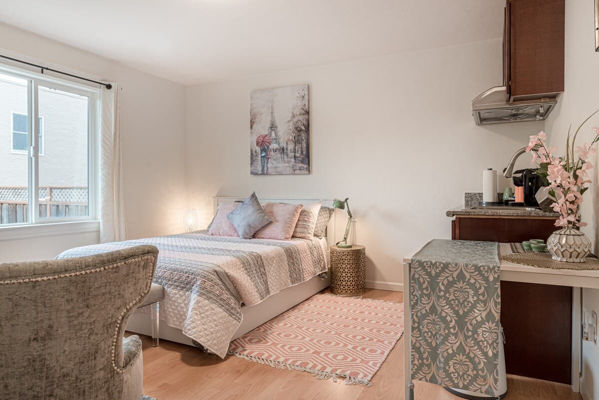 Relaxed 3B/2Ba Home with Private Parking - Photo 23