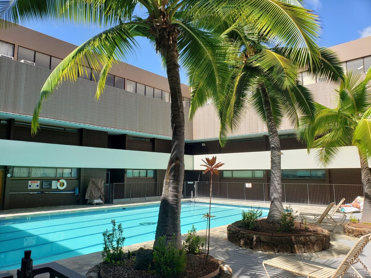 Downtown Honolulu Apt with free parking. - Image 7