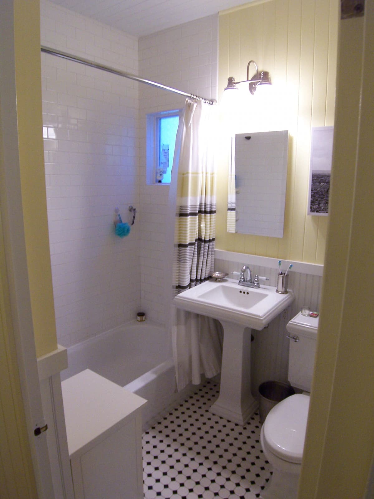 Downtown Private Home with Backyard - Image 17