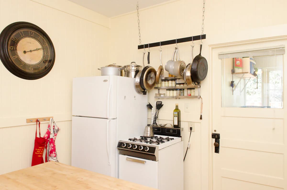 Downtown Private Home with Backyard - Image 7