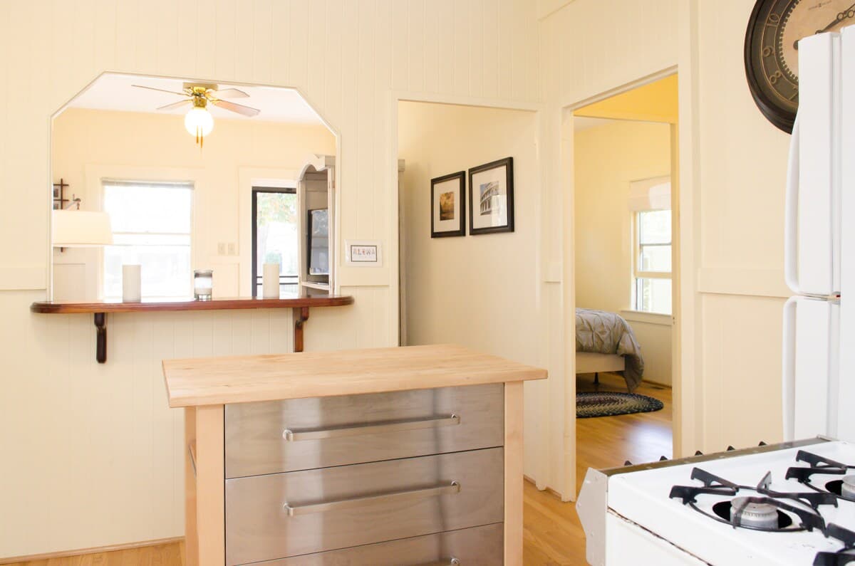 Downtown Private Home with Backyard - Image 4