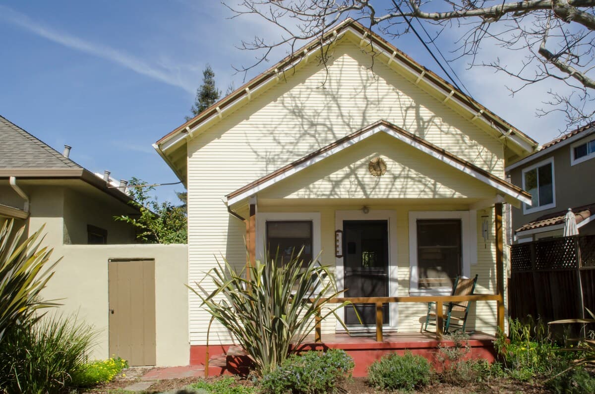 Downtown Private Home with Backyard - Image 26