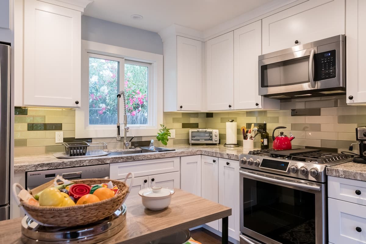 Guesthouse in Menlo Park · ★4.93 · 1 bedroom · 1 bed · 1 bath - Image 11