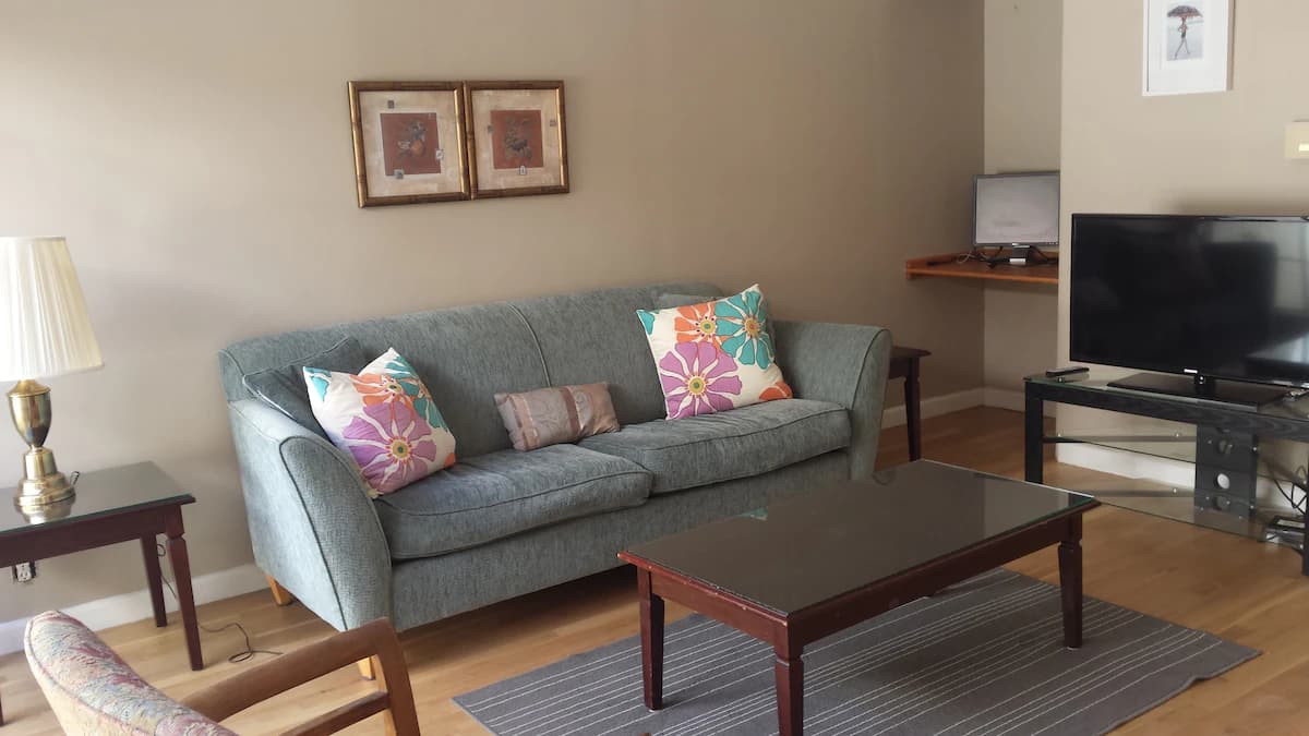 Home in Palo Alto · ★4.16 · 2 bedrooms · 3 beds · 1.5 baths - Image 4