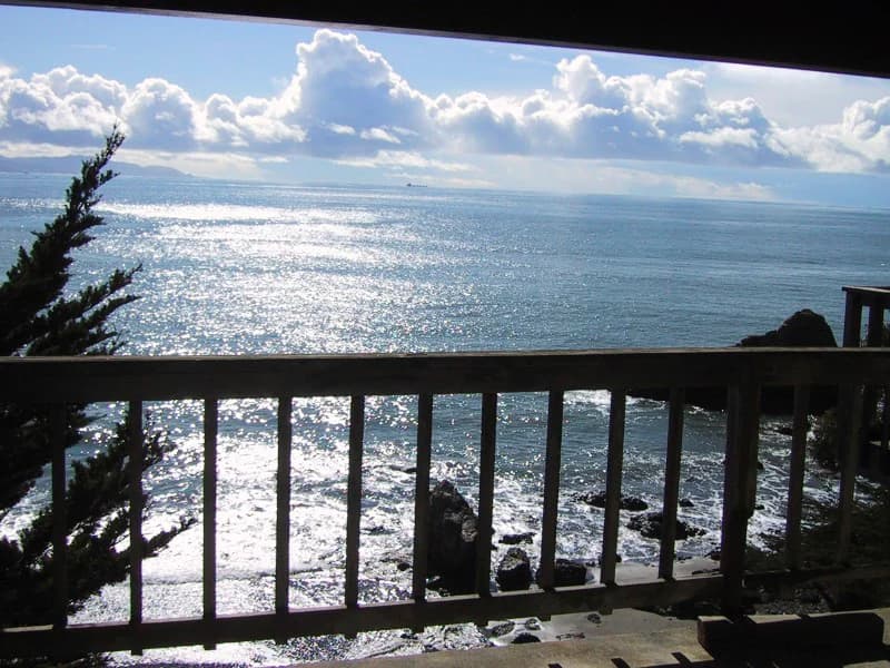Ocean Front Beach Cottage with Hot Tub & Fireplace - Photo 10