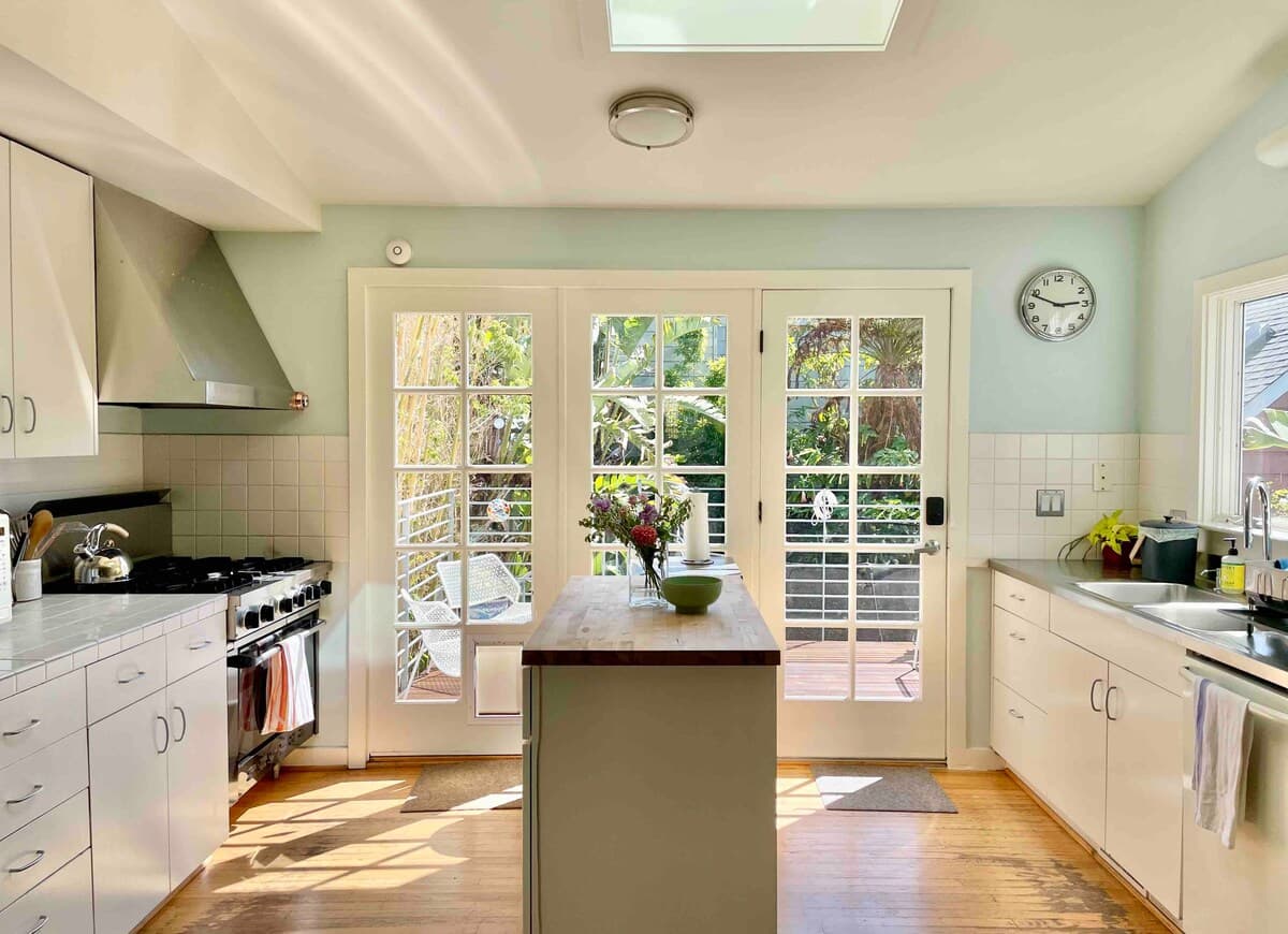 Sunny Victorian with Tropical Garden & Garage - Photo 9