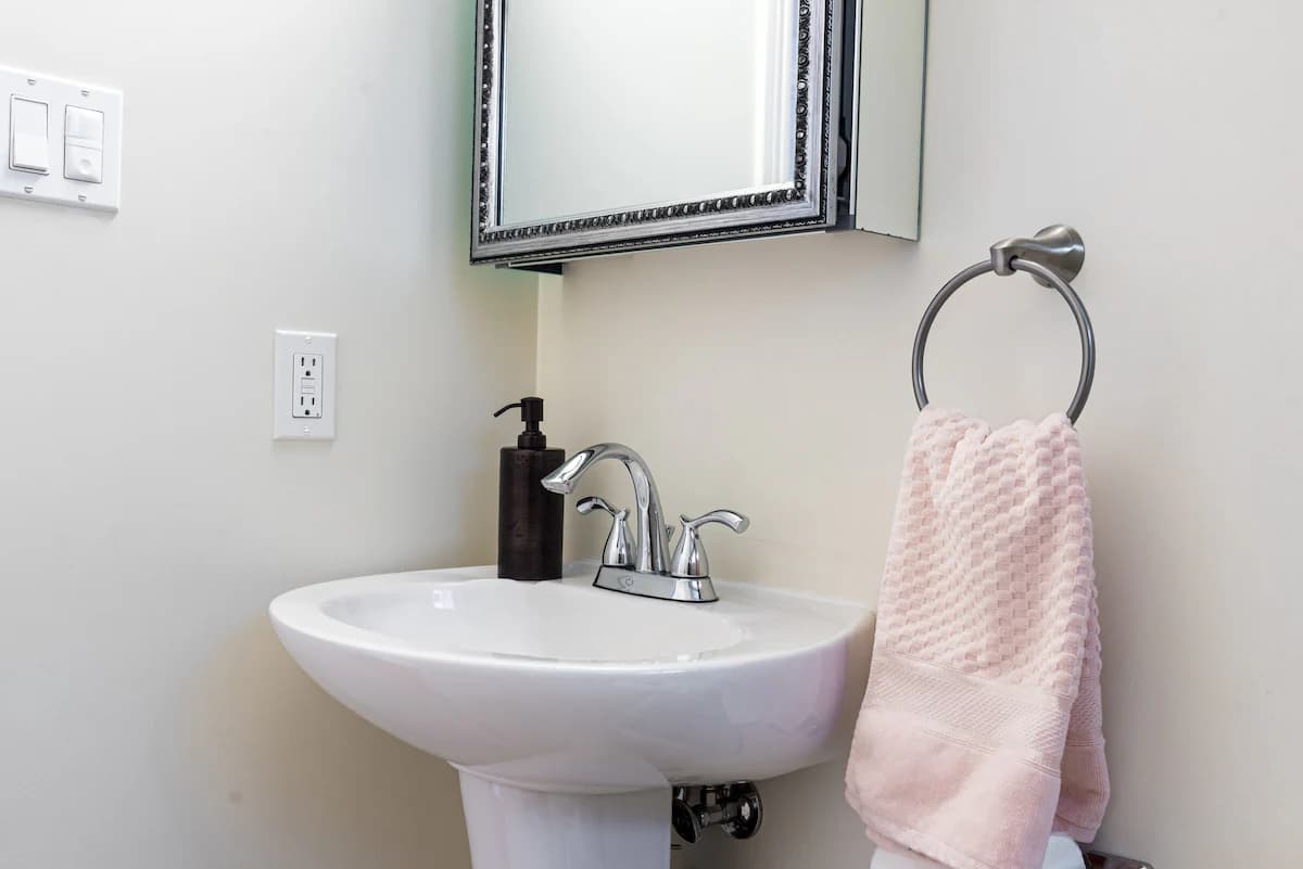 Relaxed 3B/2Ba Home with Private Parking - Photo 13