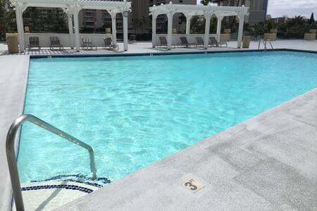Condo in Honolulu · ★4.65 · Studio · 1 bed · 1 private bath - Image 11