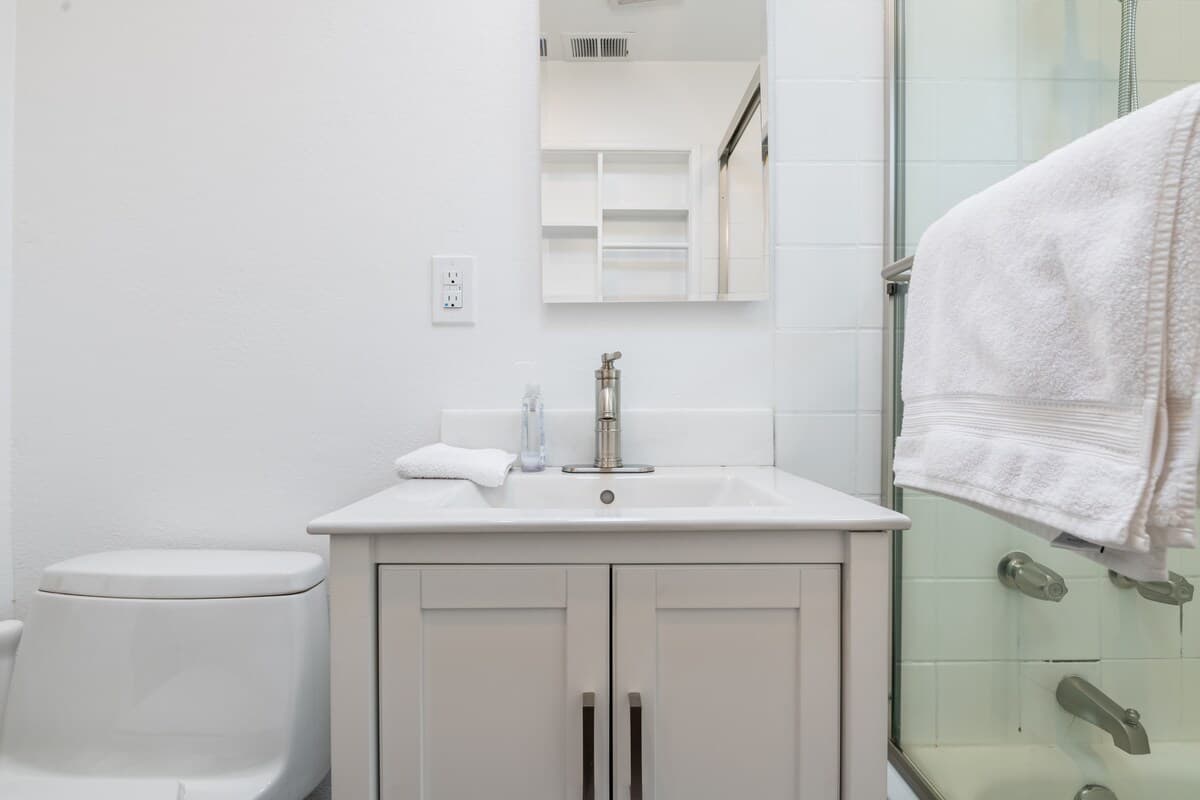Home in East Palo Alto · ★4.88 · 3 bedrooms · 3 beds · 1.5 baths - Image 41