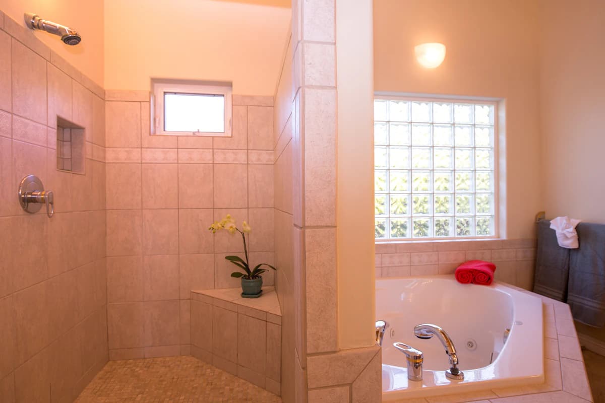 Home in Haiku-Pauwela · ★4.93 · 3 bedrooms · 4 beds · 3 baths - Image 12