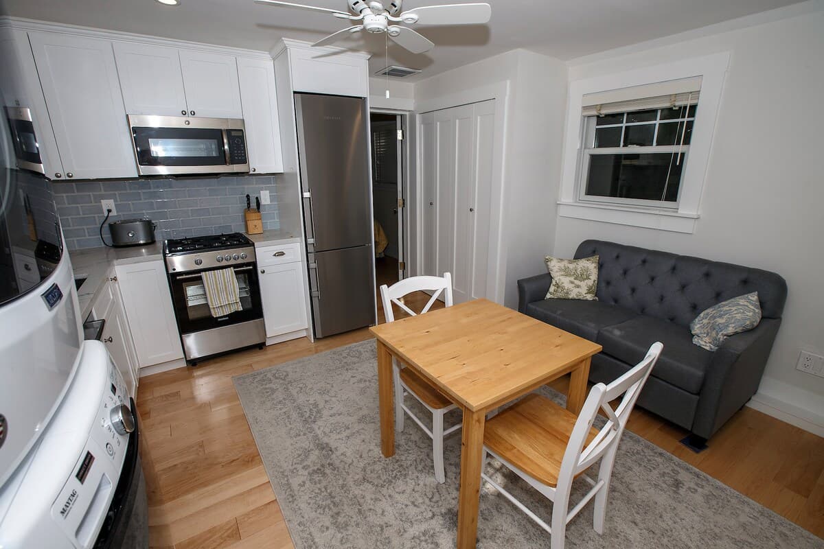 Guesthouse in Menlo Park · ★4.94 · 1 bedroom · 2 beds · 1 bath - Image 15