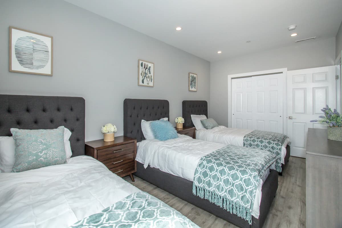 Home in Daly City · ★4.88 · 8 bedrooms · 16 beds · 5 baths - Image 22