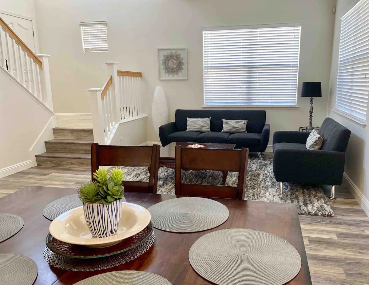 Home in East Palo Alto · ★4.79 · 4 bedrooms · 5 beds · 2.5 baths - Image 4