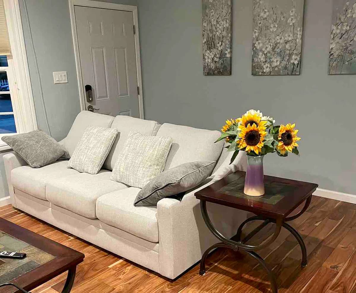 Home in Mountain View · ★4.79 · 3 bedrooms · 4 beds · 2 baths - Image 4