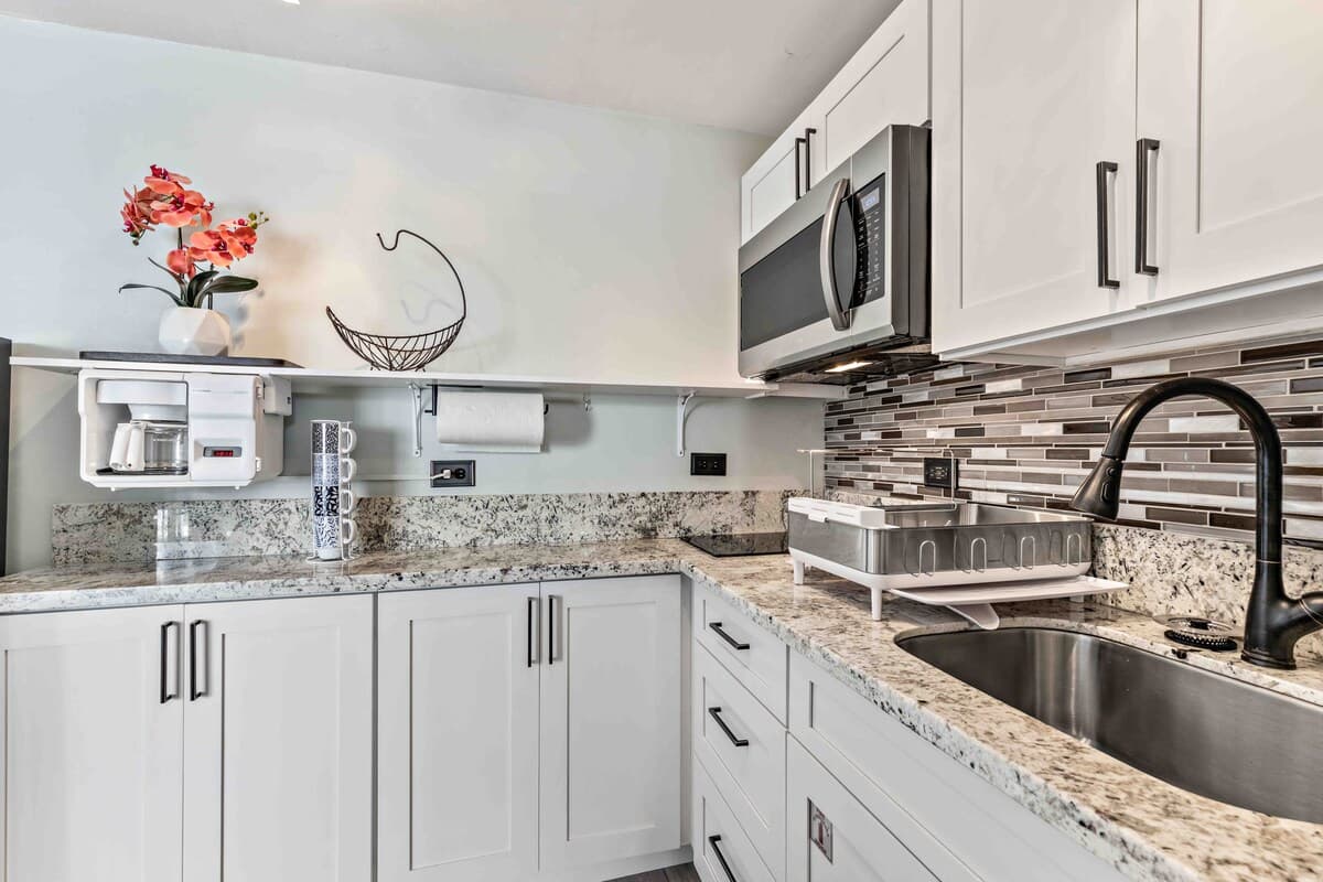 Condo in Honolulu · ★4.83 · Studio · 2 beds · 1 bath - Image 8