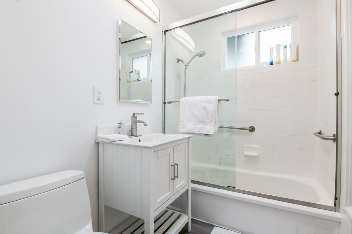 Home in East Palo Alto · ★4.88 · 3 bedrooms · 3 beds · 1.5 baths - Image 42